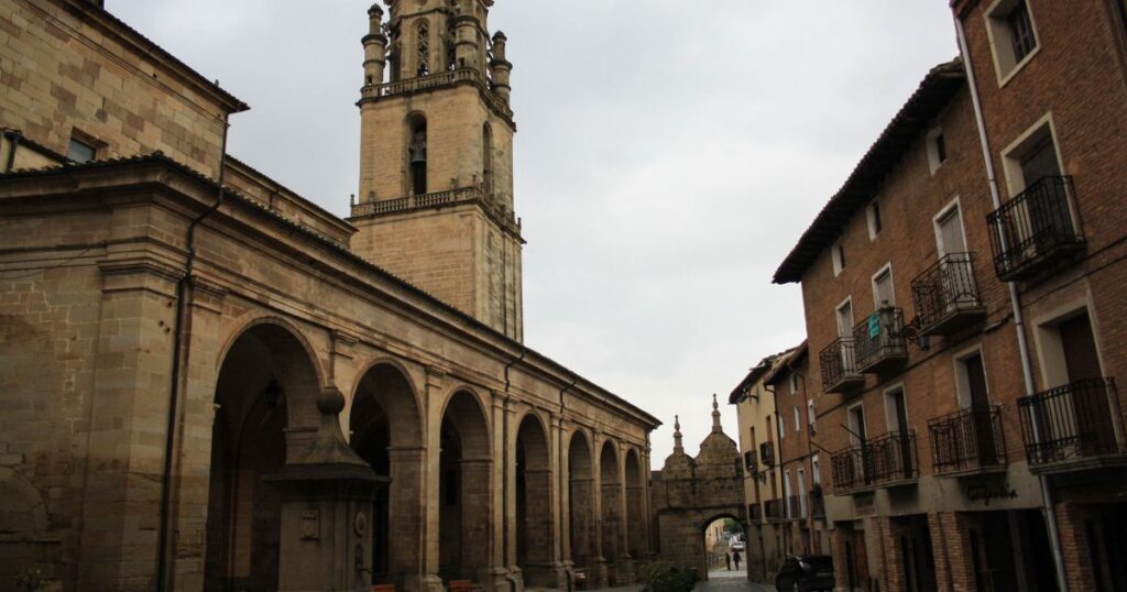 La iglesia de Santa Maria Los Arcos Camino de Santiago Frances 2 1024x538