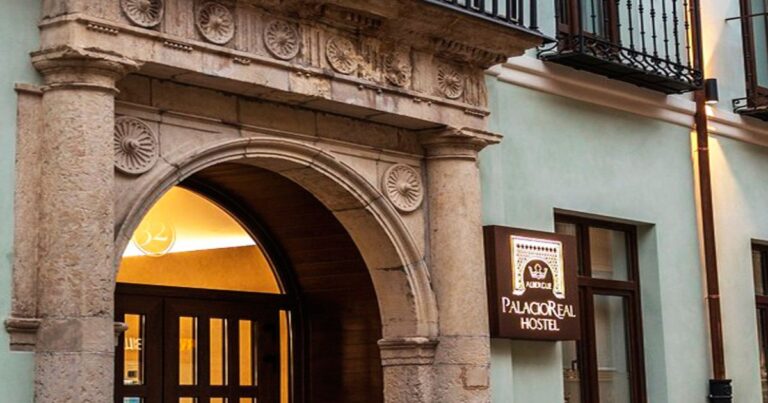 Albergue Palacio Real Hostel Leon Camino de Santiago Frances 768x403