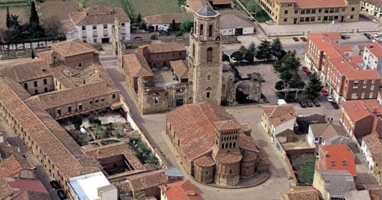 Iglesia de San Tirso de Sahagun Camino de Santiago Frances 768x403