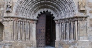 Iglesia de Santiago Puente la Reina Camino de Santiago Frances 3 300x158