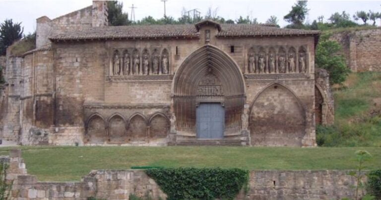 Iglesia del Santo Sepulcro Estella Camino de Santiago Frances 768x403