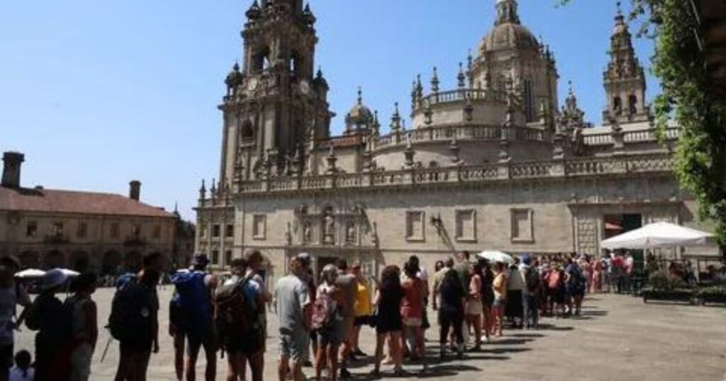 La Catedral de Santiago ha decidido habilitar la historica puerta de Abades Camino de Santiago Frances