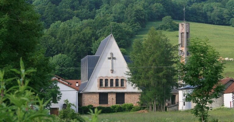 Iglesia de San Bartolome Camino de Santiago Frances 768x403