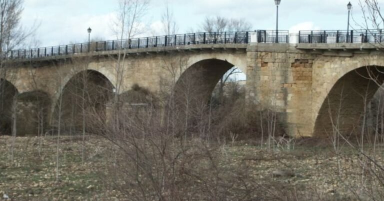 Puente Medieval Rio Esla Camino de Santiago Frances 768x403