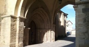La Iglesia del Crucifijo Puente la Reina Camino de Santiago Frances 6 300x158
