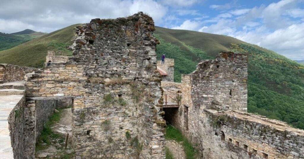 Castillo de Sarracin Camino de Santiago Frances 7 1024x538