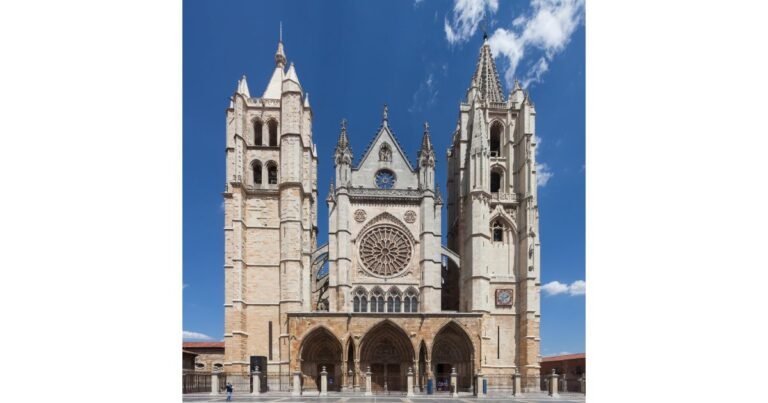 Catedral de Leon Camino de Santiago Frances 3 768x403