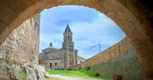 Iglesia de San Andres Ponferrada Camino de Santiago Frances 4 300x158