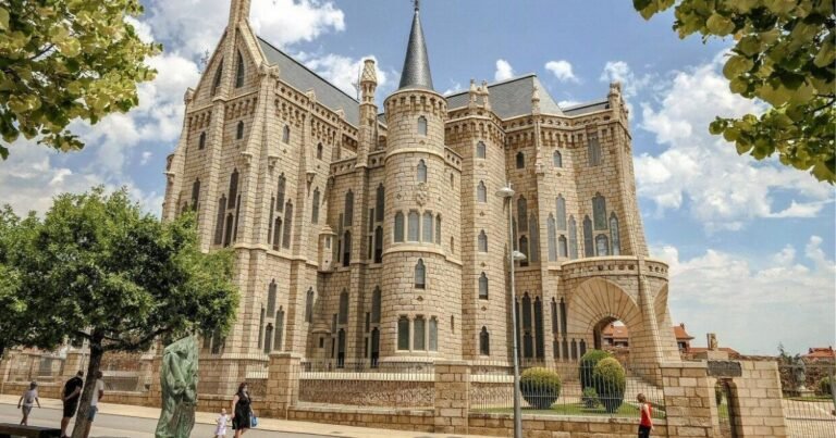 Palacio Episcopal de Astorga Camino de Santiago Frances 4 768x403