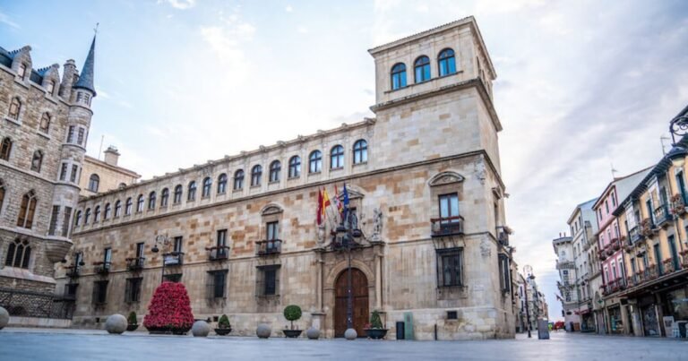 Palacio de los Guzmanes Camino de Santiago Frances 768x403