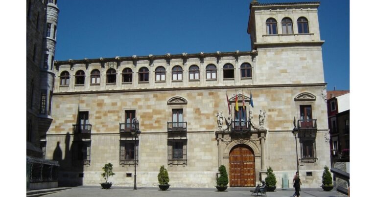 Palacio de los Guzmanes Camino de Santiago Frances 2 768x403