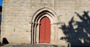 Iglesia de San Salvador Sarria Camino de Santiago Frances 6 300x158