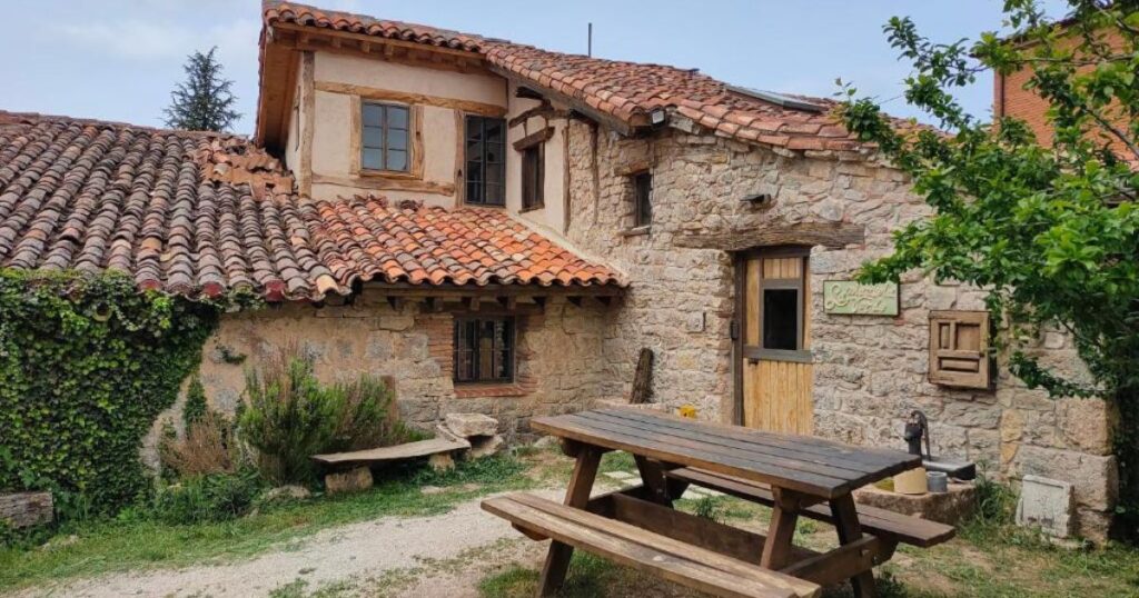 Albergue Hostel La Plazuela Verde Atapuerca Camino de Santiago Frances 1024x538