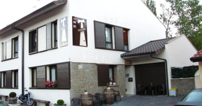 Pension Tau Larrasoana Camino de Santiago Frances 768x403