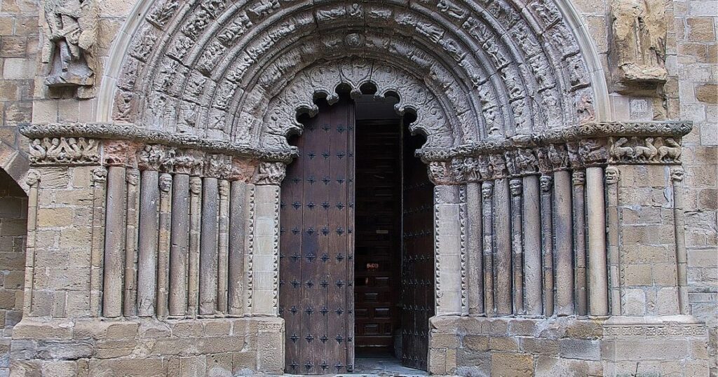 Iglesia de Santiago Puente la Reina Camino de Santiago Frances 3 1024x538