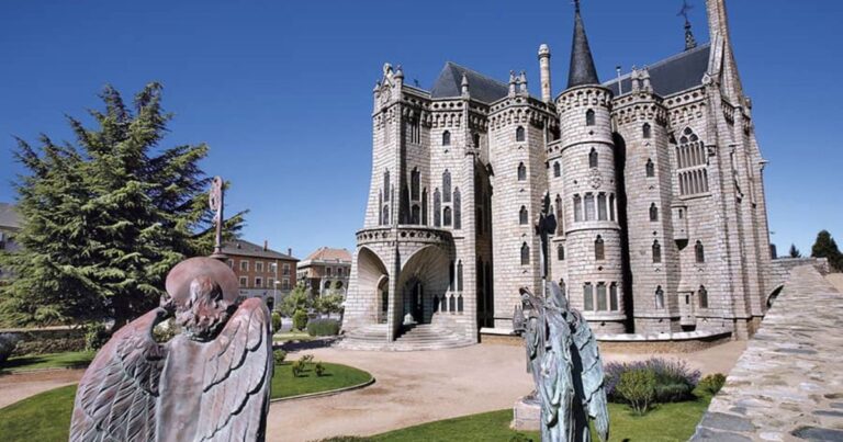 Palacio Episcopal de Astorga Camino de Santiago Frances 3 768x403