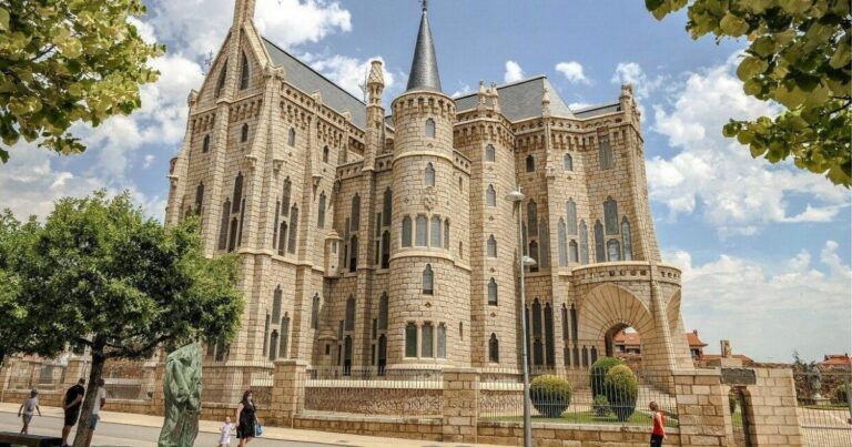 Palacio Episcopal de Astorga Camino de Santiago Frances 4 768x403