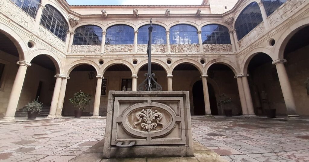 Palacio de los Guzmanes Camino de Santiago Frances 3 1024x538