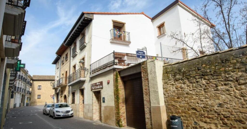 Albergue Estrella Guia Puente la Reina Camino de Santiago Frances 2 1024x538