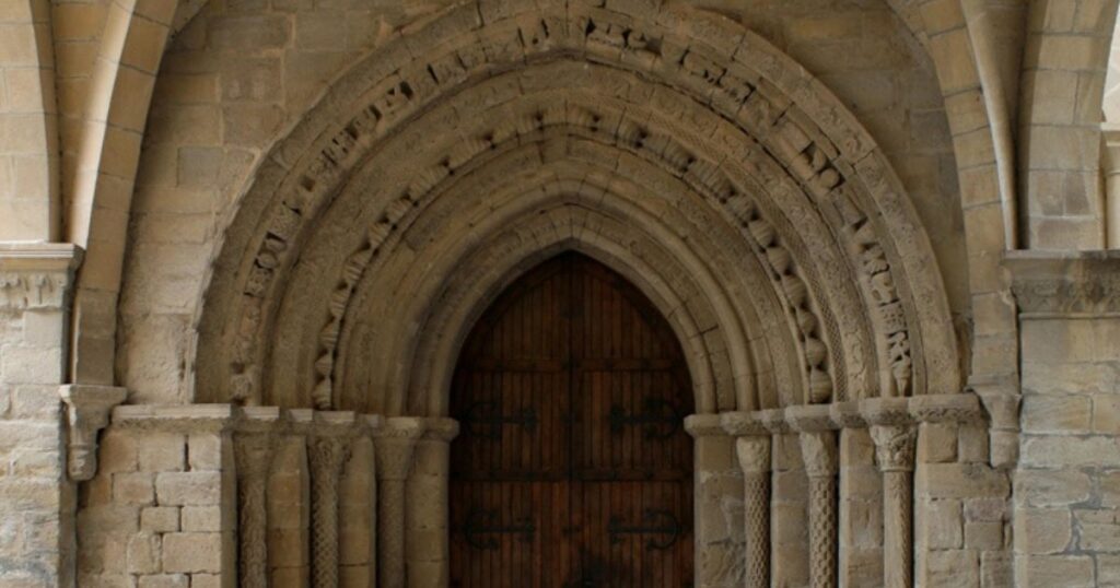 La Iglesia del Crucifijo Puente la Reina Camino de Santiago Frances 4 1024x538