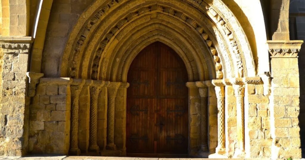 La Iglesia del Crucifijo Puente la Reina Camino de Santiago Frances 5 1024x538