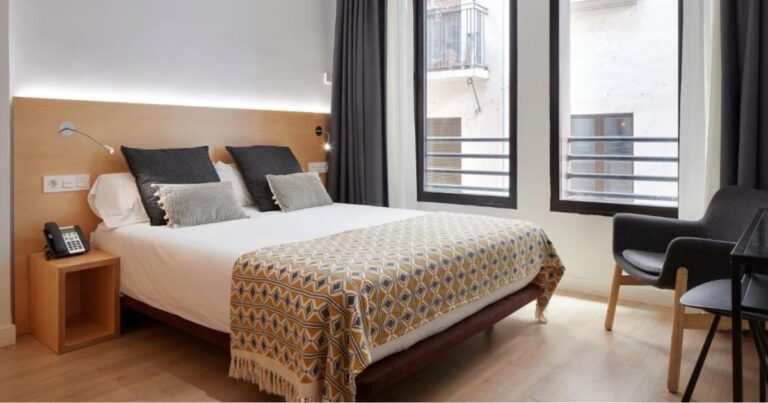 Hostal Arriazu Pamplona Camino de Santiago Frances 15 768x403