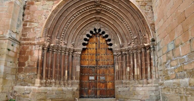 Iglesia de San Roman Cirauqui Camino de Santiago Frances 2 768x403