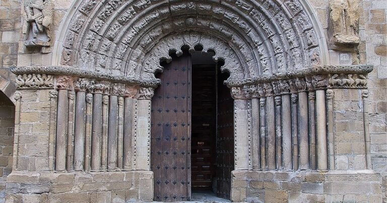 Iglesia de Santiago Puente la Reina Camino de Santiago Frances 3 768x403