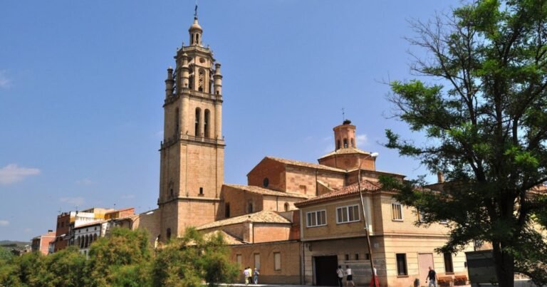 La iglesia de Santa Maria Los Arcos Camino de Santiago Frances 768x403