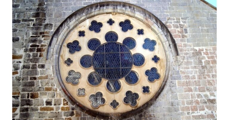 Roseton de la fachada de la iglesia de Roncesvalles Camino de Santiago Frances 2 768x403