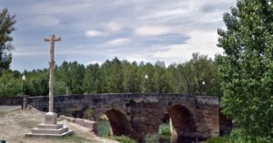 Puente Canto Sahagun Camino de Santiago Frances 3 300x158