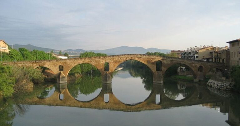 Puente Romanico de Puente la Reina Camino de Santiago Frances 768x403