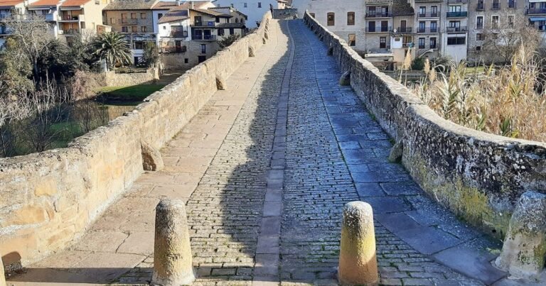 Puente Romanico de Puente la Reina Camino de Santiago Frances 3 768x403