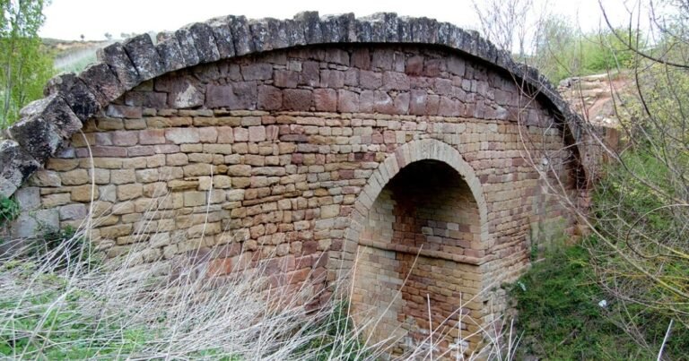 Puente Romano Cirauqui Camino de Santiago Frances 2 768x403