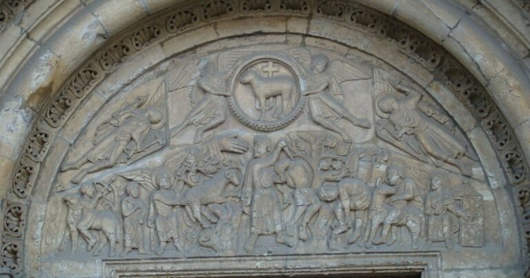 Timpano de la Puerta del Cordero Camino de Santiago Frances 768x403