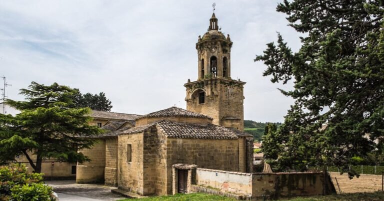 La Iglesia del Crucifijo Puente la Reina Camino de Santiago Frances 3 768x403