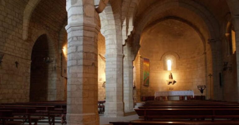 La Iglesia del Crucifijo Puente la Reina Camino de Santiago Frances 7 768x403