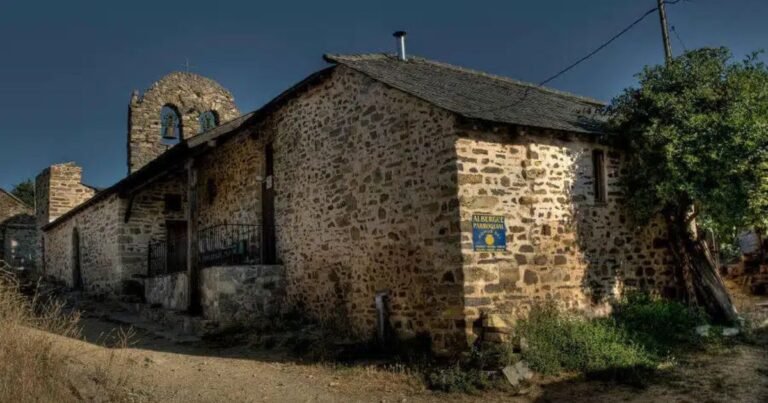 Albergue Parroquial Domus Dei Foncebadon Camino de Santiago Frances 768x403