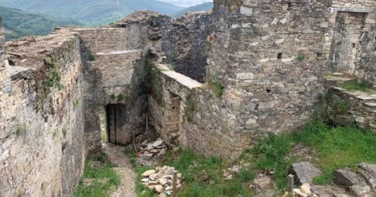 Castillo de Sarracin Camino de Santiago Frances 9 768x403
