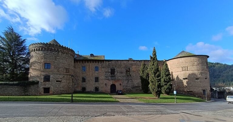 Castillo de los Marqueses de Villafranca Camino de Santiago Frances 768x403