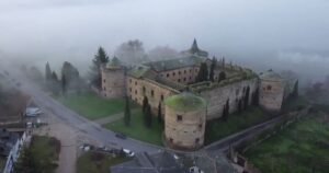 Castillo de los Marqueses de Villafranca Camino de Santiago Frances 2 300x158