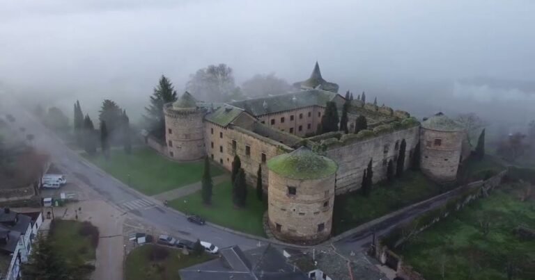 Castillo de los Marqueses de Villafranca Camino de Santiago Frances 2 768x403