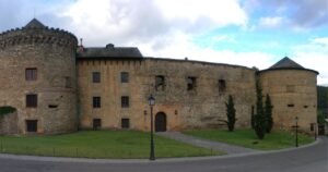 Castillo de los Marqueses de Villafranca Camino de Santiago Frances 3 300x158
