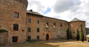 Castillo de los Marqueses de Villafranca Camino de Santiago Frances 5 300x158