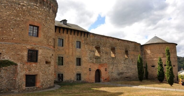 Castillo de los Marqueses de Villafranca Camino de Santiago Frances 5 768x403