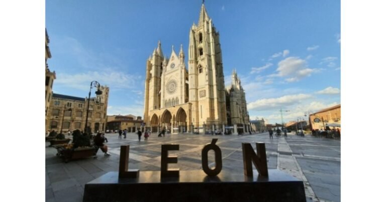 Catedral de Leon Camino de Santiago Frances 2 768x403