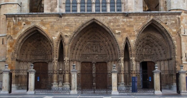 Catedral de Leon Camino de Santiago Frances 4 768x403