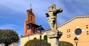 Iglesia San Martin del Camino Camino de Santiago Frances 2 300x158