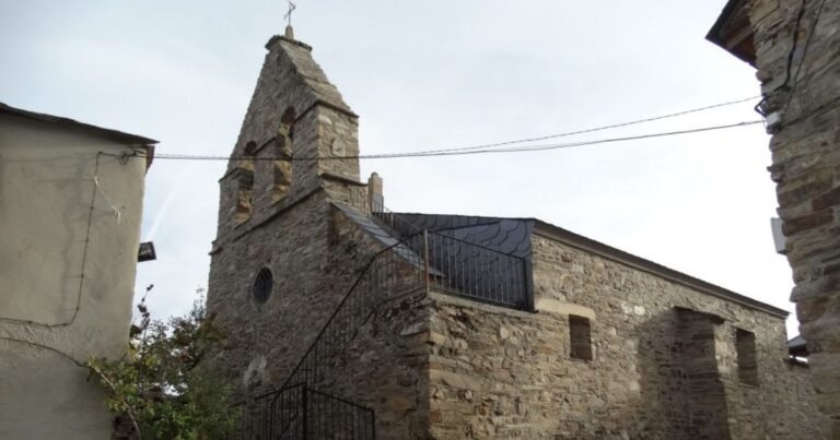 Iglesia de San Miguel Arcangel El Acebo Camino de Santiago Frances 768x403