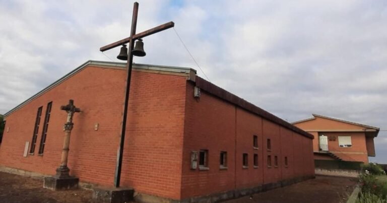 Iglesia de San Pelayo Puente Villarente Camino de Santiago Frances 2 768x403